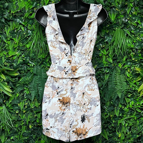 Lulus Jumpsuit Medium Pink Floral Ruffle V-Neck Sleeveless Shorts Romper  3688 - Picture 7 of 8